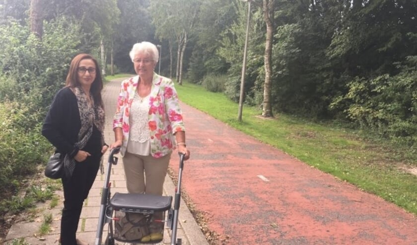 Beweegmaatjes mevrouw Irfan en mevrouw Blom wandelen iedere week in Capelle aan den IJssel. (Foto: Sportief Capelle)