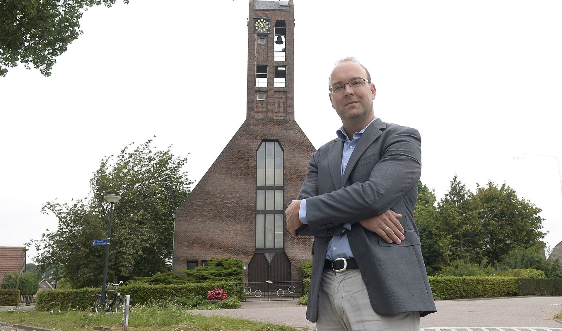 • Dominee Michiel Vastenhout neemt met zijn gemeente afscheid van het kerkgebouw in Drongelen.