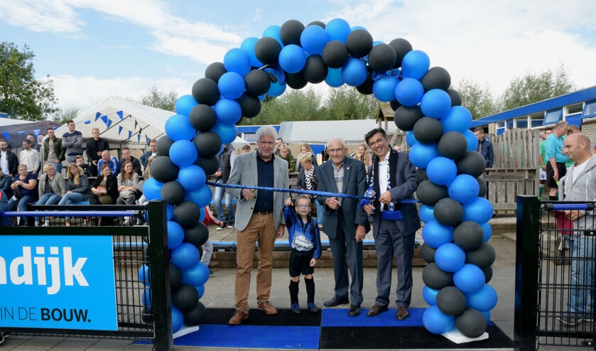 • De officiële opening van het kunstgrasveld.