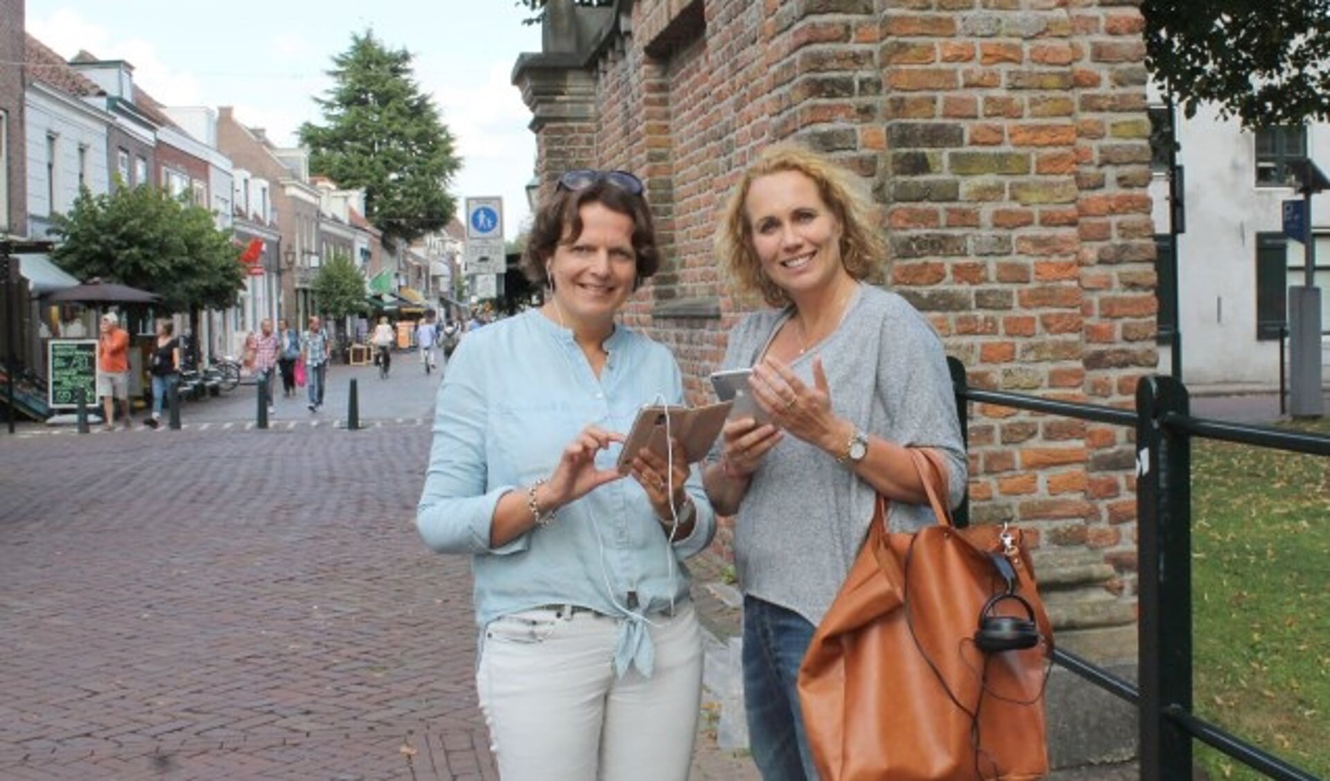 Angelique van Lierop en Esther Wajer verbinden met de audiotour alle monumenten: wandel, kijk en luister naar de verhalen. (Foto: Lysette Verwegen)