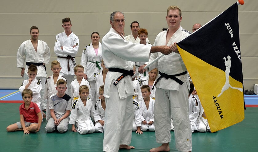 Cees van Maastrigt draagt symbolisch de vlag over aan Alex van der Wiel.
