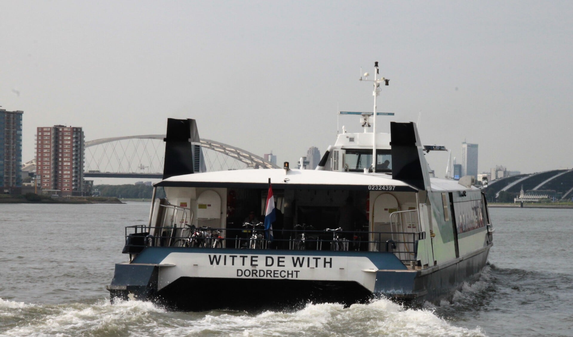 • Waterbus bij Krimpen aan den IJssel. Foto: Floris Bakker