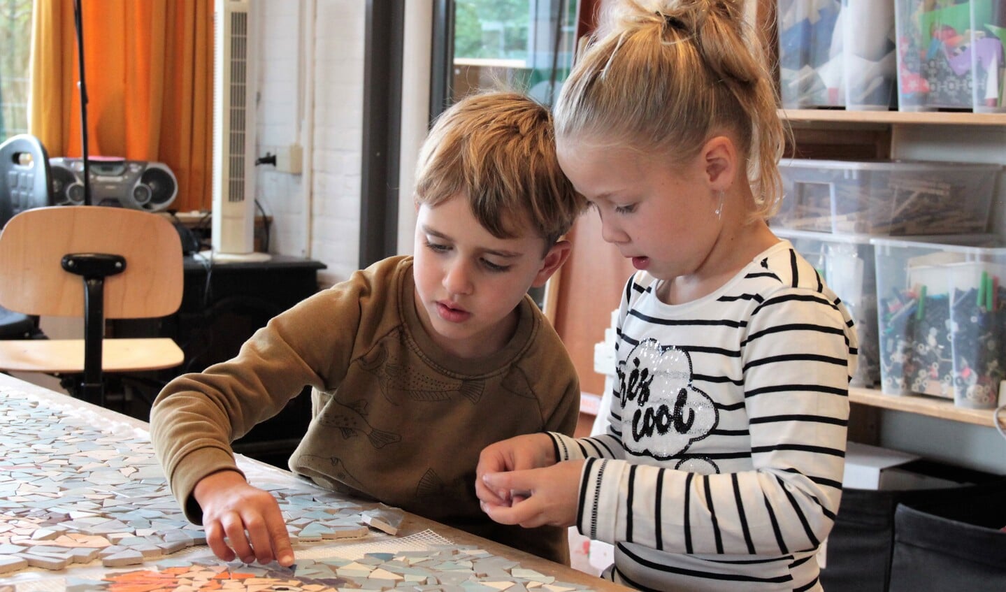 • Kinderen bezig met het maken van mozaïekkunst.