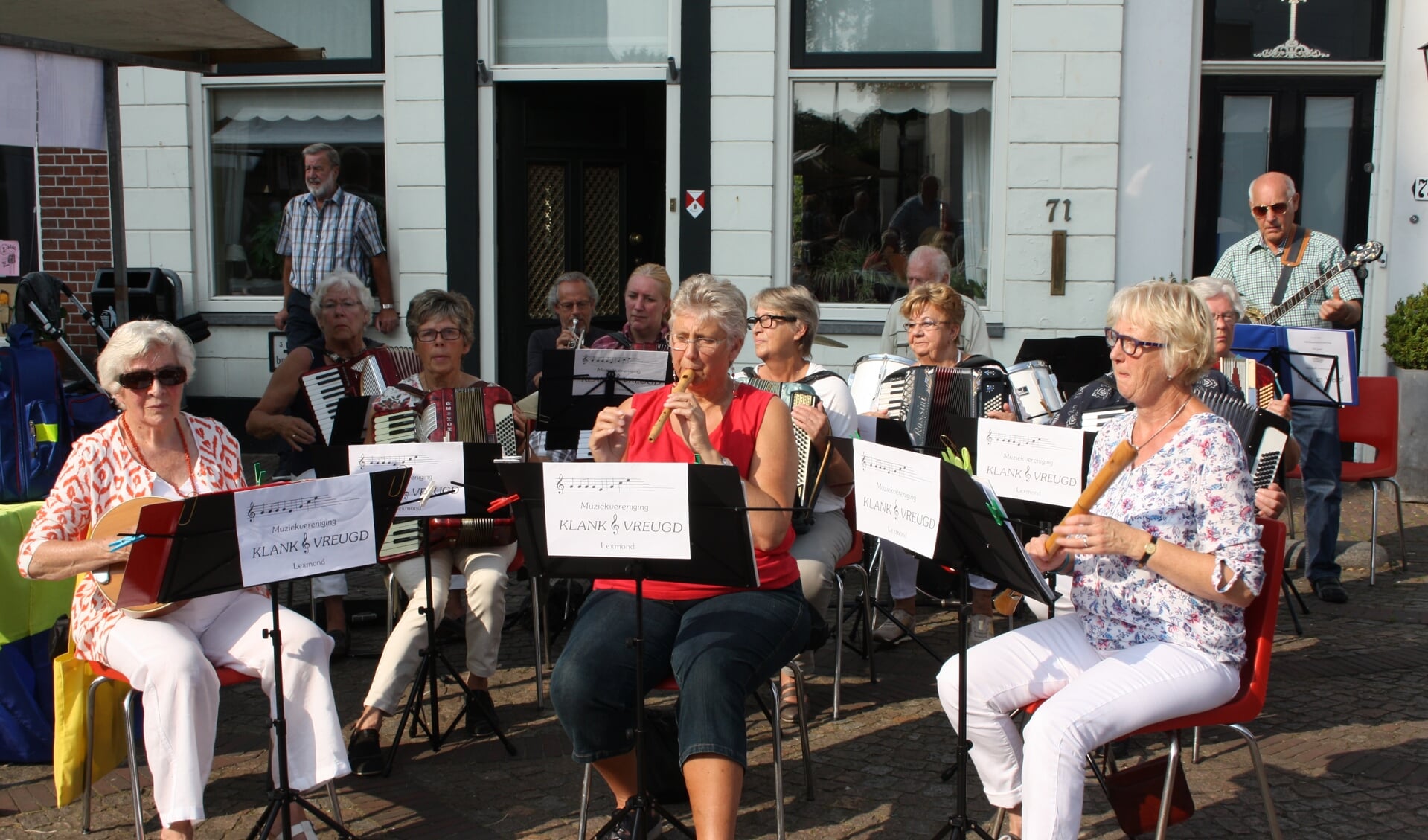 Klank en Vreugd in actie tijdens de Lexmondse jaarmarkt. Foto: Mieneke Lever-van Dieren