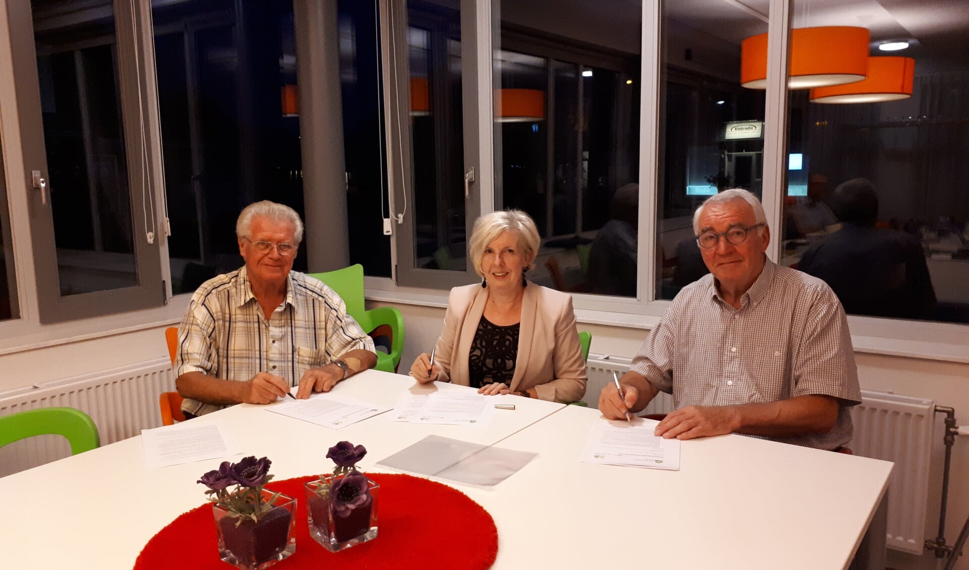 • Henk Otten, Adrie Tukker en Dick de Kock ondertekenen de samenwerkingsovereenkomst.