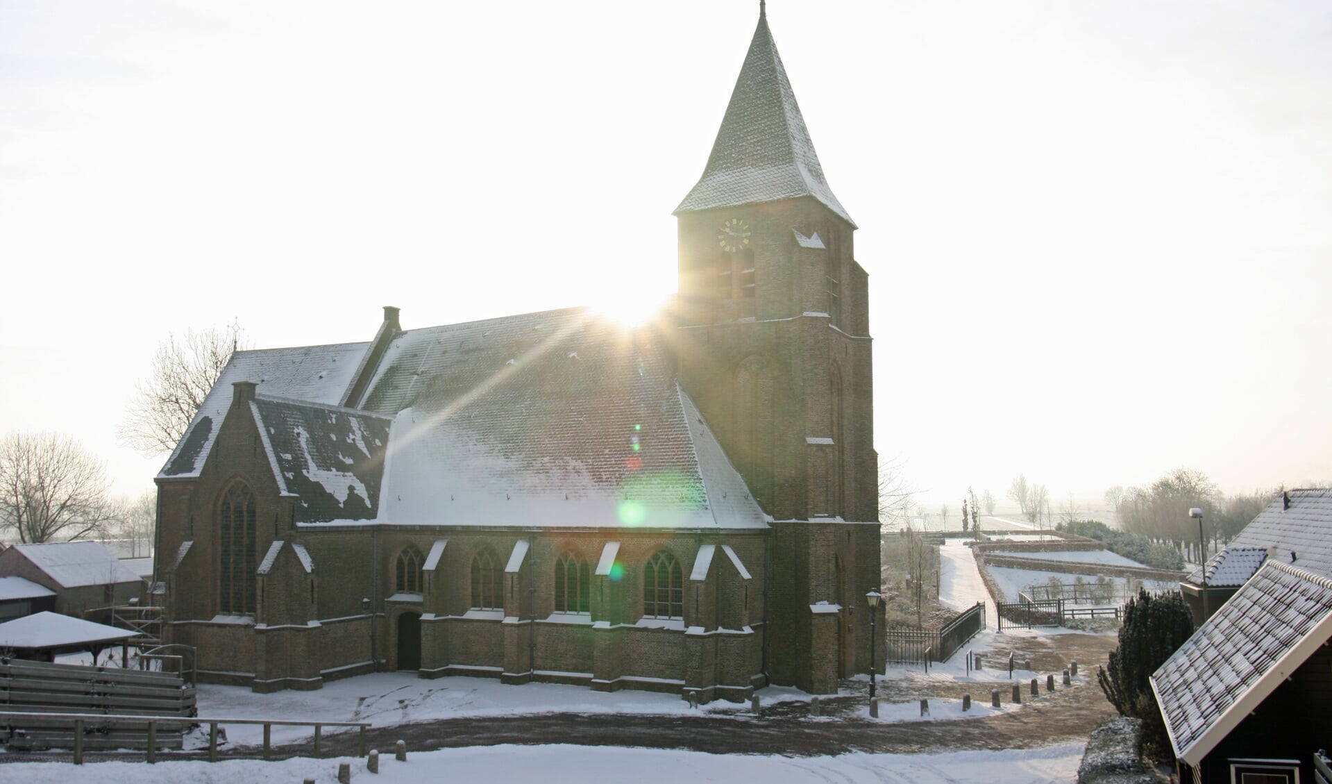 • Een winters plaatje van de kerk van Langerak.