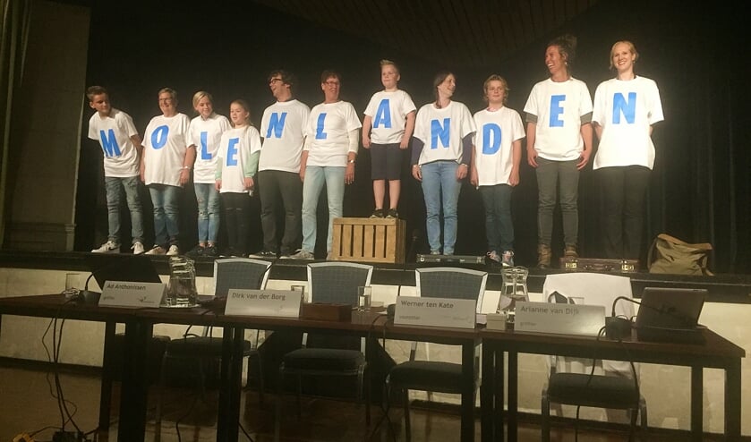 • Inwoners van beide gemeenten maakten de naam bekend door met geprinte shirts in de juiste volgorde te gaan staan. Foto: Bert Bons
