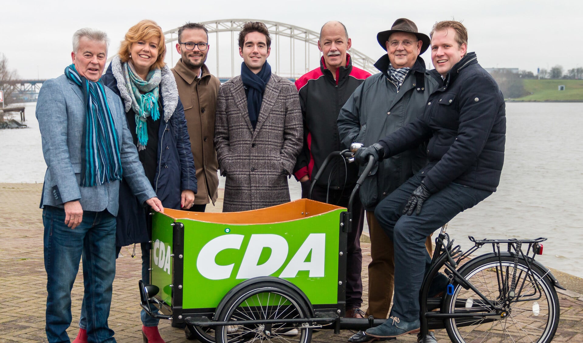 • Enkele CDA-kandidaten, met v.l.n.r.: Jan de Kok, Margreet de Deugd - Bos, Arjan Kraijo, André Groenendijk, Hans van Ommen, Arie van ’t Zelfde, Arco Strop.

