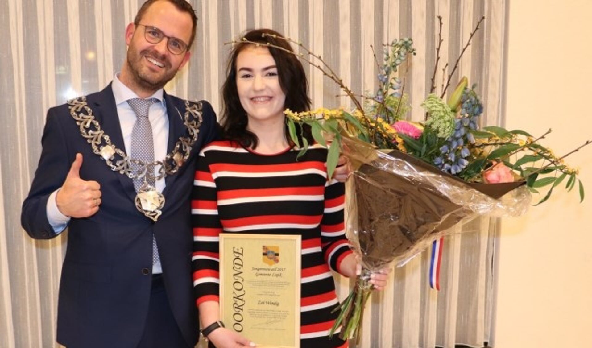 De 15-jarige Zoë Windig kreeg de award uit handen van burgemeester De Graaf. (Foto: gemeente Lopik) 