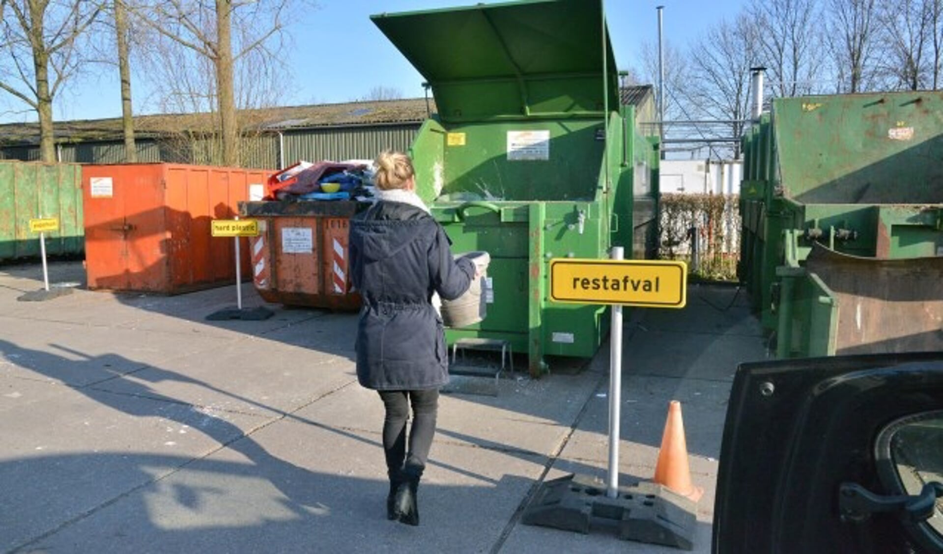 De inwoners van Montfoort zijn over het algemeen erg positief over het personeel van het afvalBrengstation op de gemeentewerf aan het IJsselveld. (Foto: Paul van den Dungen)