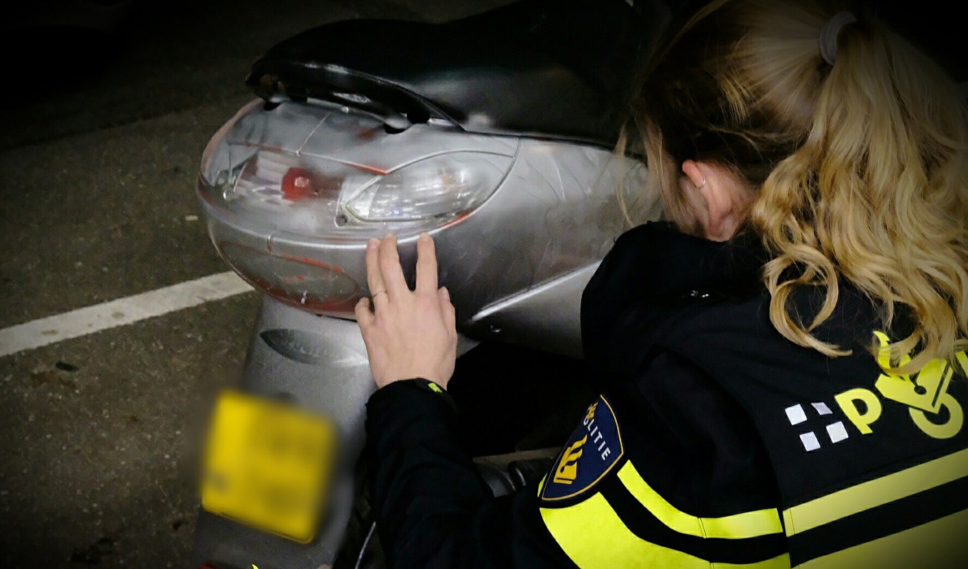 • De gestolen scooter werd, amateuristisch overgespoten, aangetroffen in de tuin van een woning in Ouderkerk aan den IJssel. 