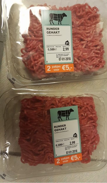 • De twee pakjes rundergehakt.