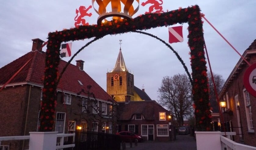 Als alles gaat zoals verwacht zal in april 2018 de kroonpoort in Linschoten nogmaals worden opgetuigd. Ter ere van het eerste koninklijke lustrum. (Foto: archief Janneke Severs-Hilgeman)