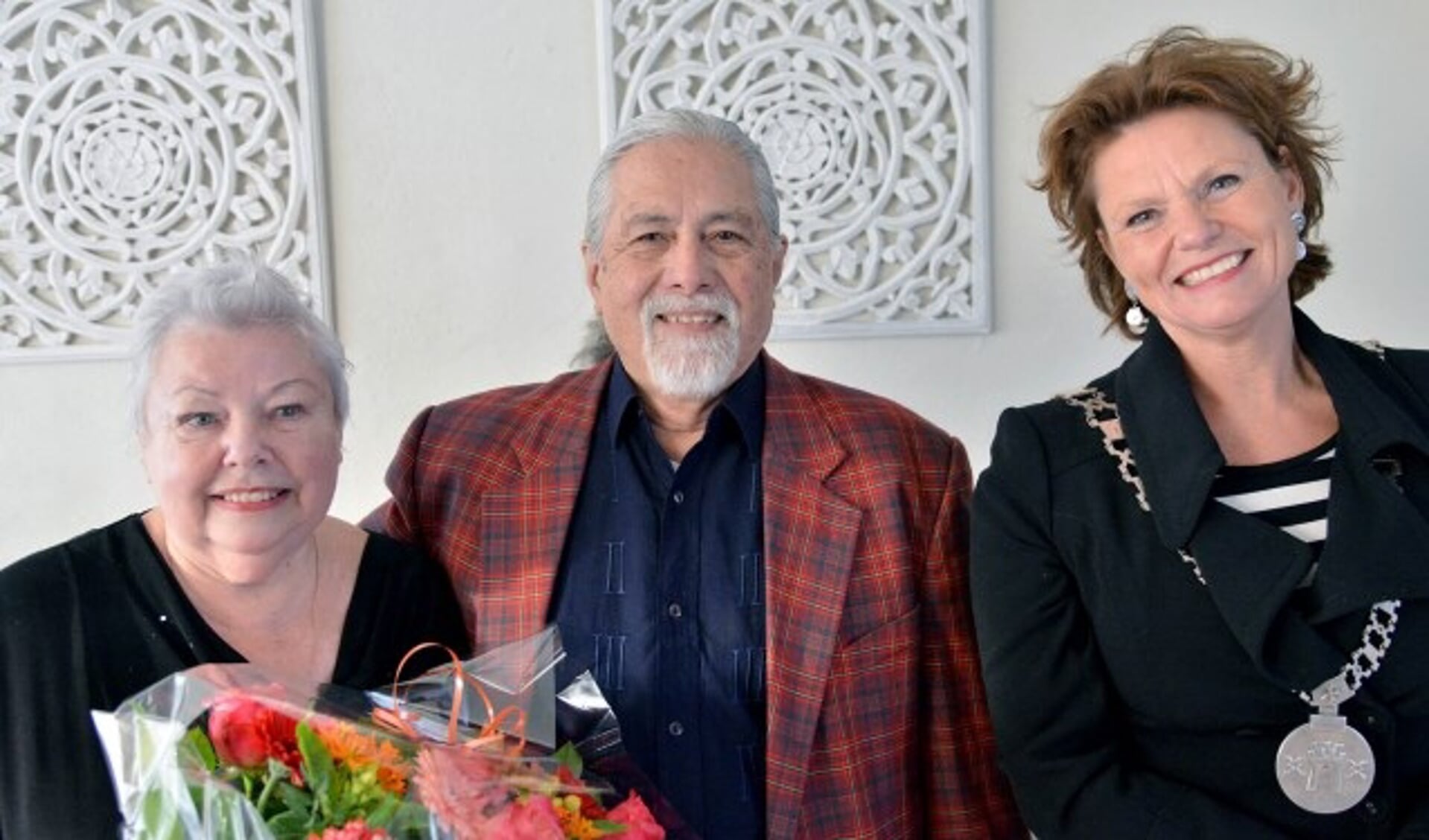 Burgemeester Van Hartskamp feliciteert het gouden bruidspaar Van der Lek. (Foto: Paul van den Dungen)