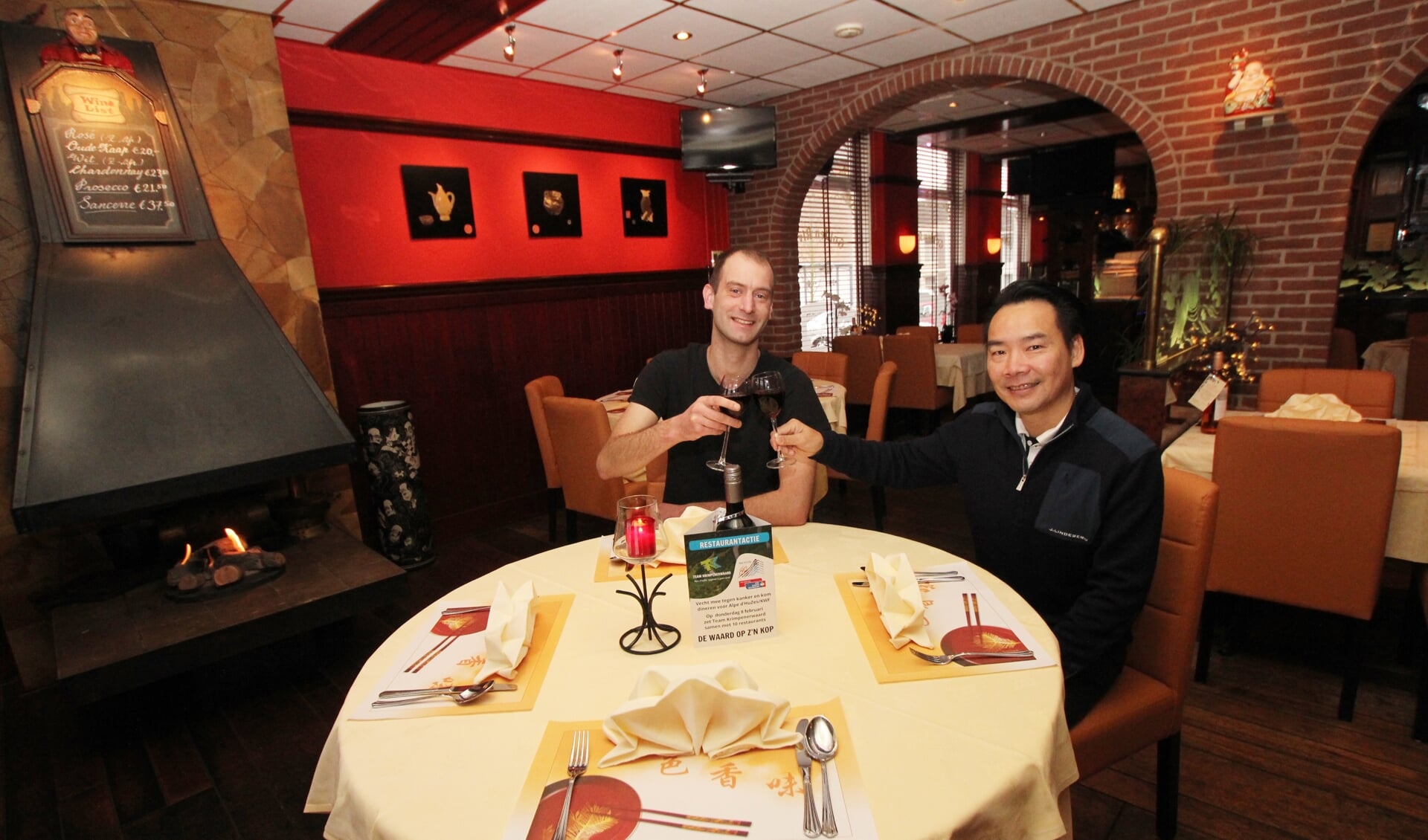 • Erik Rietveld en Barry Lai toosten op een mooie restaurantactie.