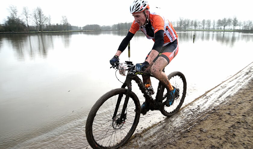 • Met zijn overwinning in Goudriaan is Max de Jong hard op weg naar de eindzege in de wintercompetitie.