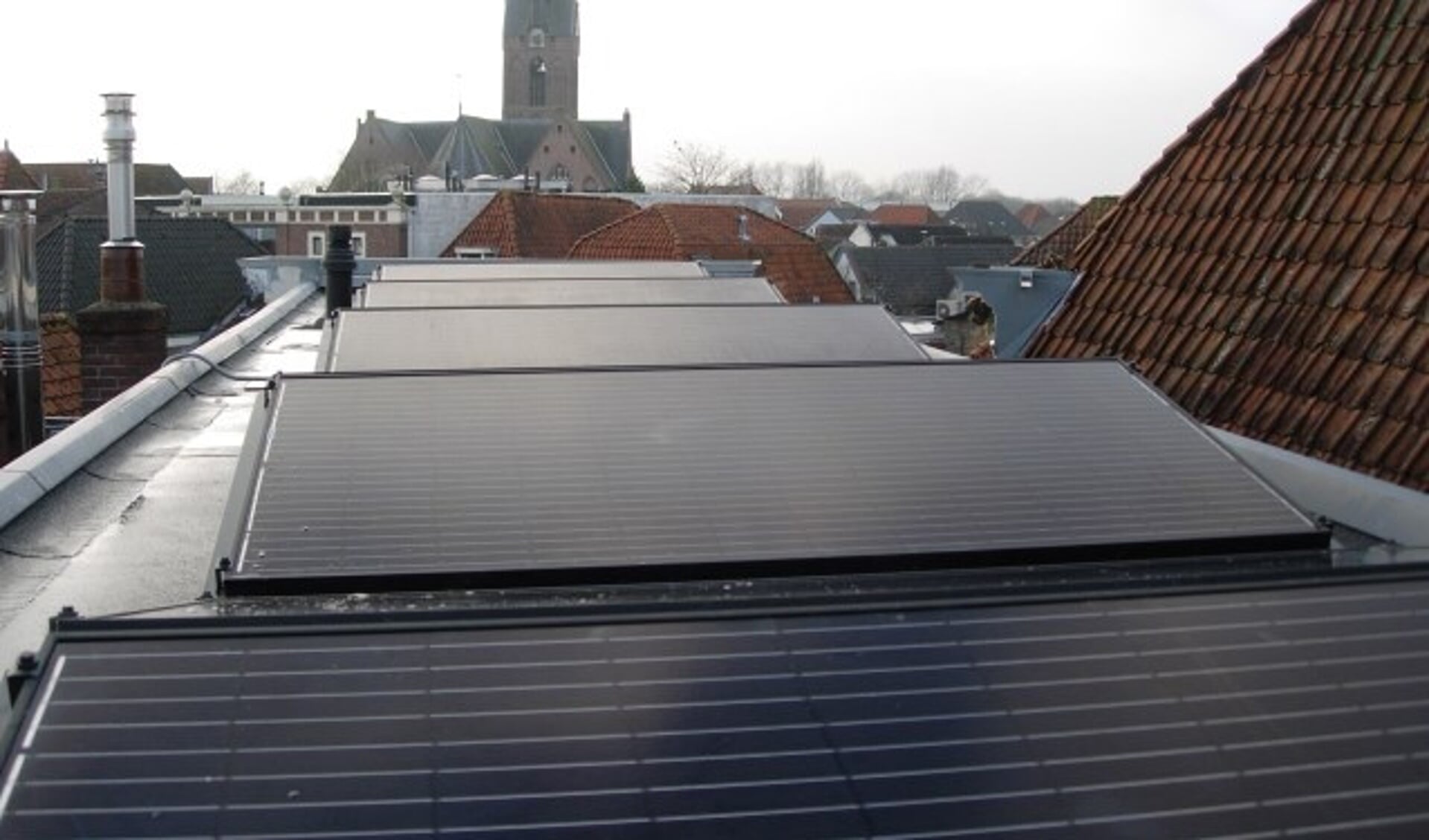 Gert Blokland heeft sinds december tien panelen van 1-2 meter op het dak liggen van zijn huis aan de Korte Havenstraat en is erg tevreden. 
