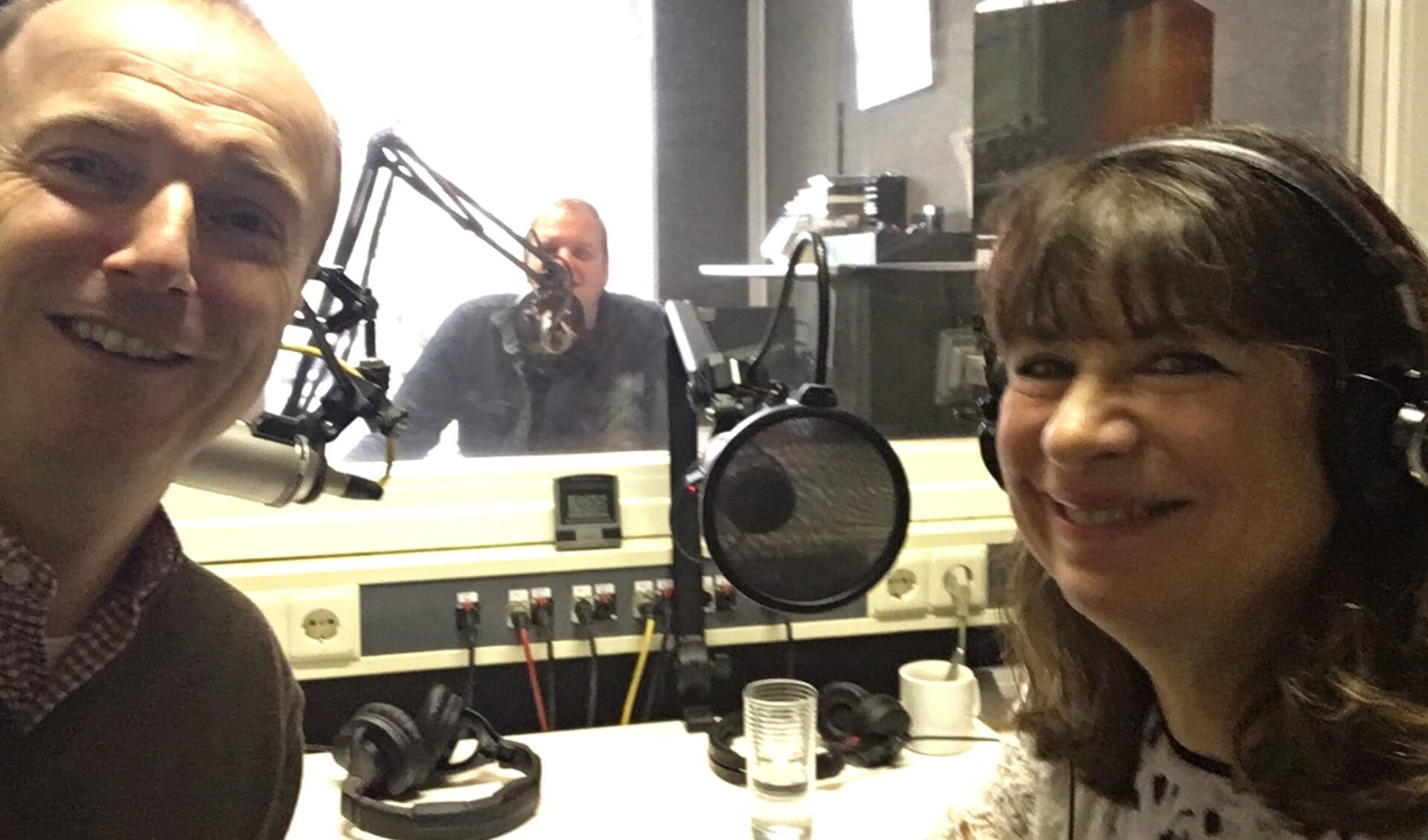 • Een selfie van burgemeester Ten Kate toen hij onlangs in de studio van Klokradio was.