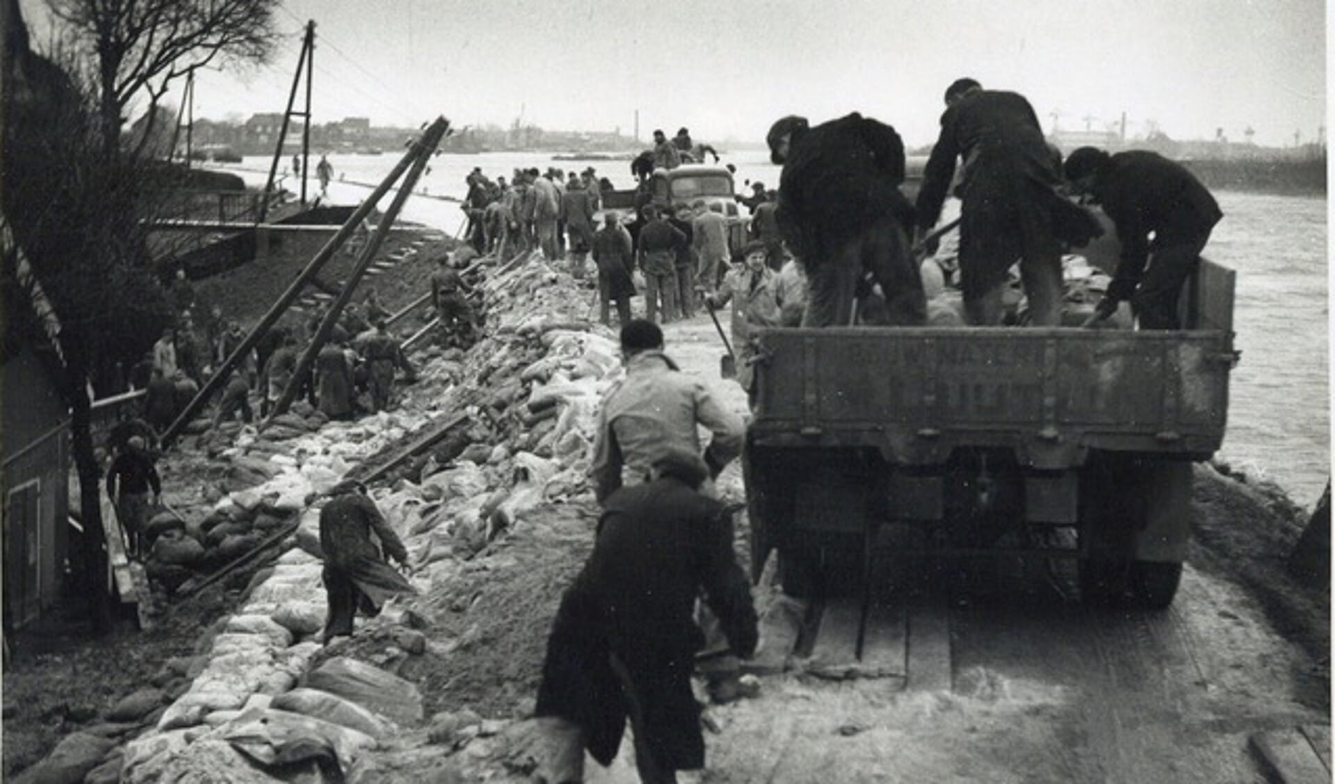 • Met zandzakken wordt de Molendijk in Krimpen aan de Lek verstevigd.