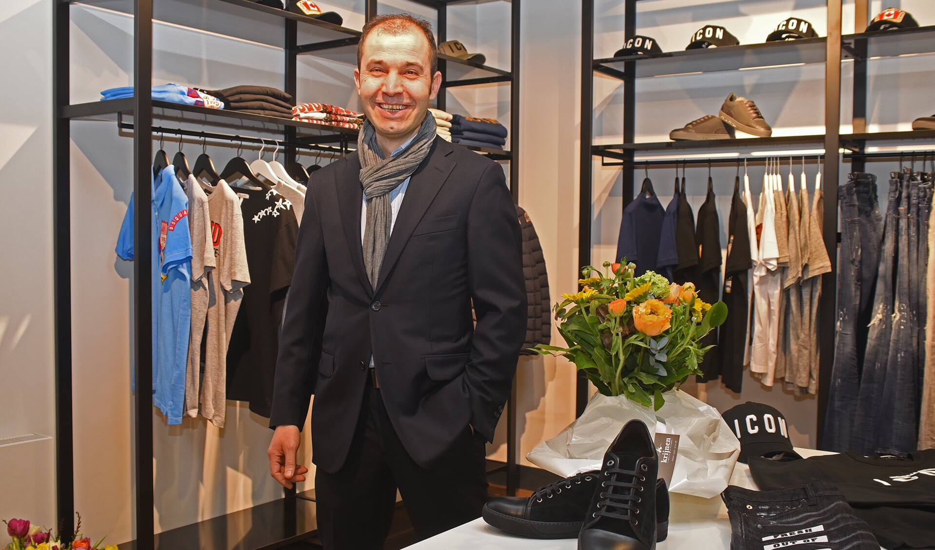 • Orhan Uzun verkoopt nu ook kleding voor mannen.