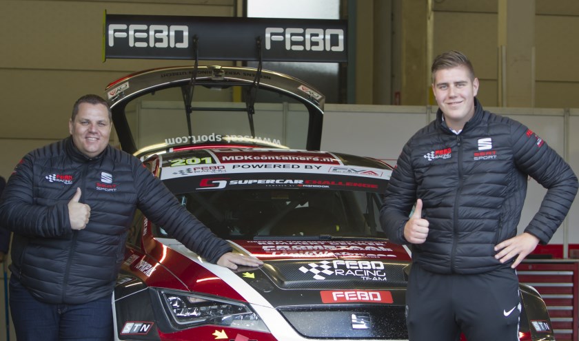 Stan van Oord (rechts) gaat samen met Dennis de Borst voor het kampioenschap.