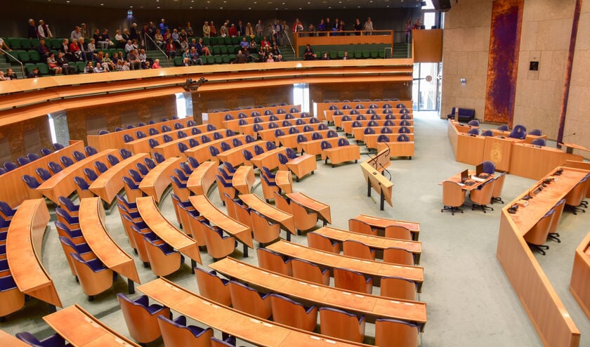 <p>• Plenaire zaal van de Tweede Kamer.</p>