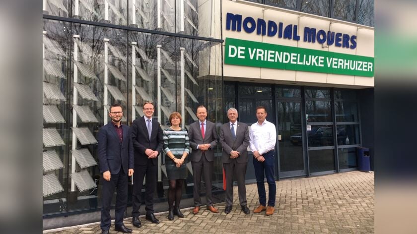 v.l.n.r. wethouders Arjan Kraijo, Peter Verheij en Jacqueline van Dongen, directeur-generaal Roald Lapperre (ministerie Infrastructuur en Waterstaat), directeur Tom Stuij van Mondial Movers en Stan de Ridder, CEO van Wellsun.
