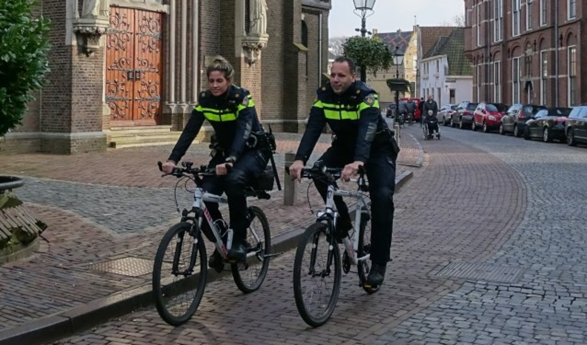De nieuwe wijkagenten van Oudewater Atie de Waard en Michel Chedi willen zichtbaar zijn, én aanspreekbaar.  