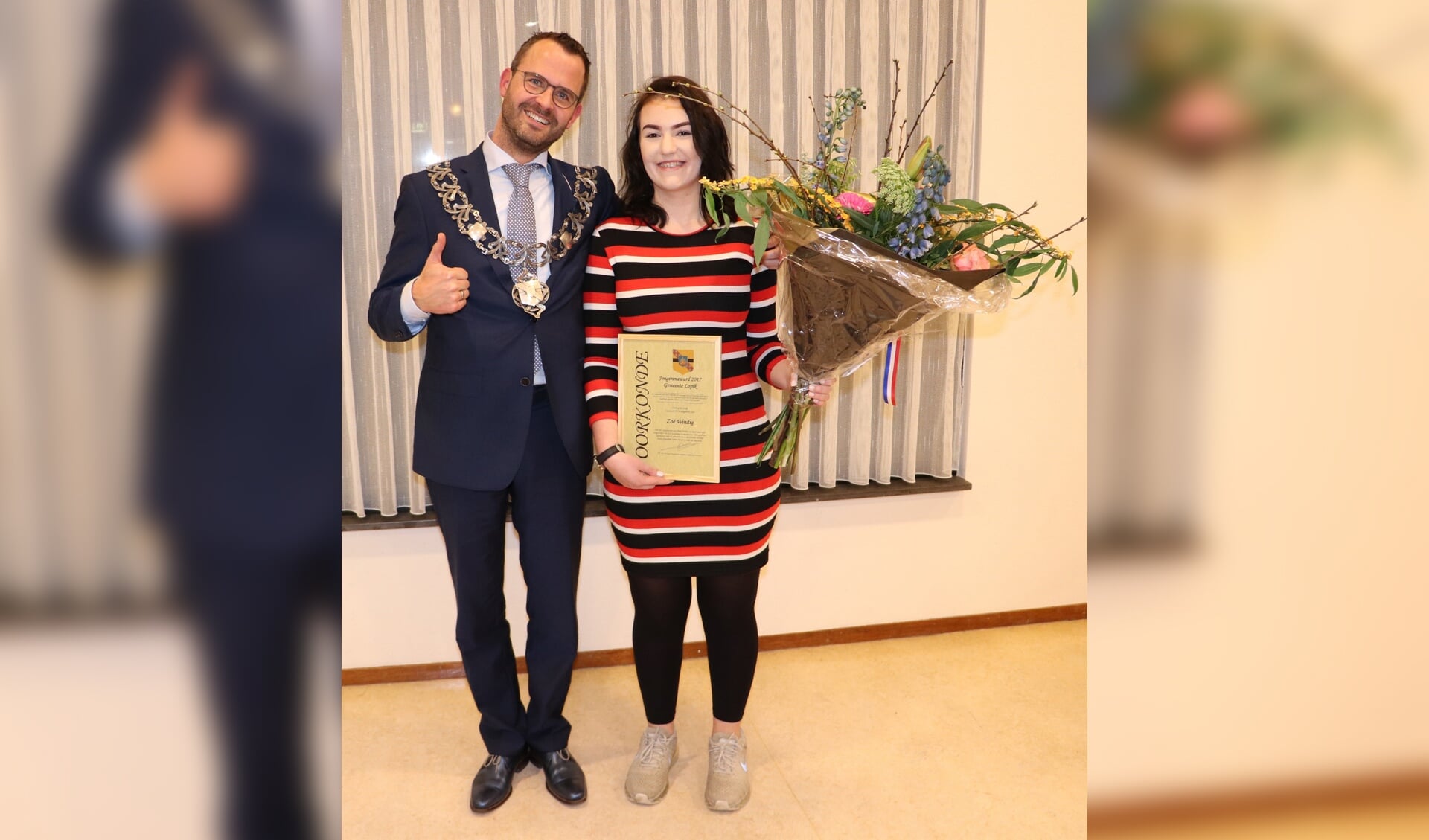 • Burgemeester Laurens de Graaf met Zoë Windig, winnares van de eerste Jongerenaward in 2018.