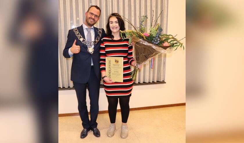 <p>• Burgemeester Laurens de Graaf met Zoë Windig, winnares van de eerste Jongerenaward in 2018.</p>