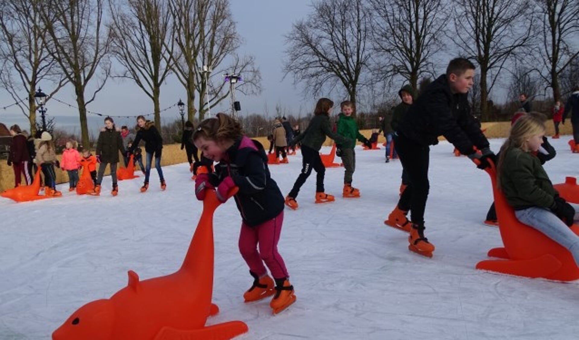Het was drie weken ijspret op de ijsbaan in Oudewater voor jong en oud. De droom van André Groen dat kinderen het schaatsplezier weer meekrijgen is boven verwachting uitgekomen. (Foto: Margreet Nagtegaal)