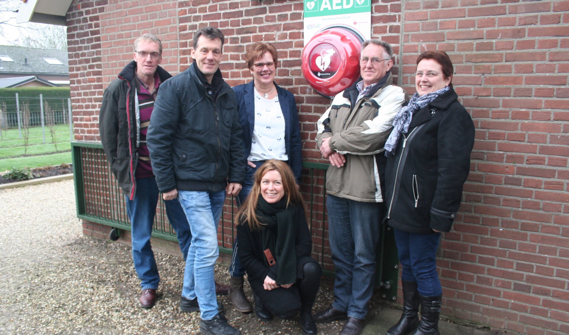 • Bestuursleden en Johan den Hertog (tweede van links) zijn blij met de AED's. 