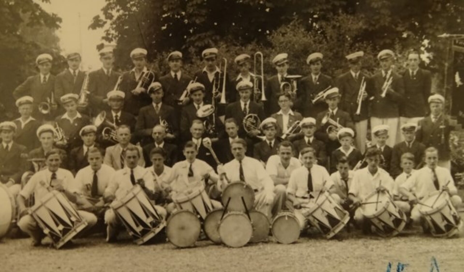 Een oude foto van muziekvereniging Sint Carolus