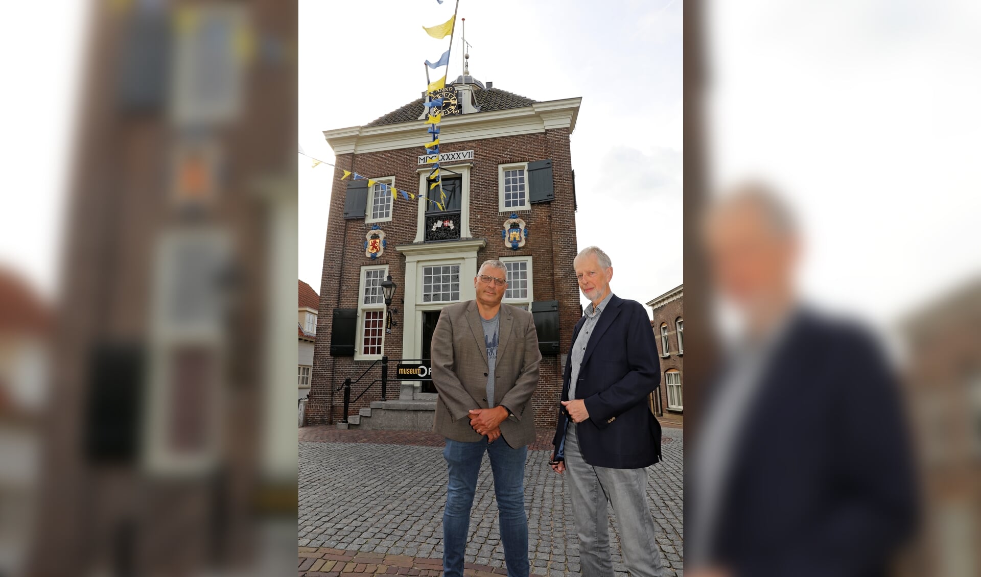 • Bart Toonen en Kees van der Zwart voor het Stadhuis.