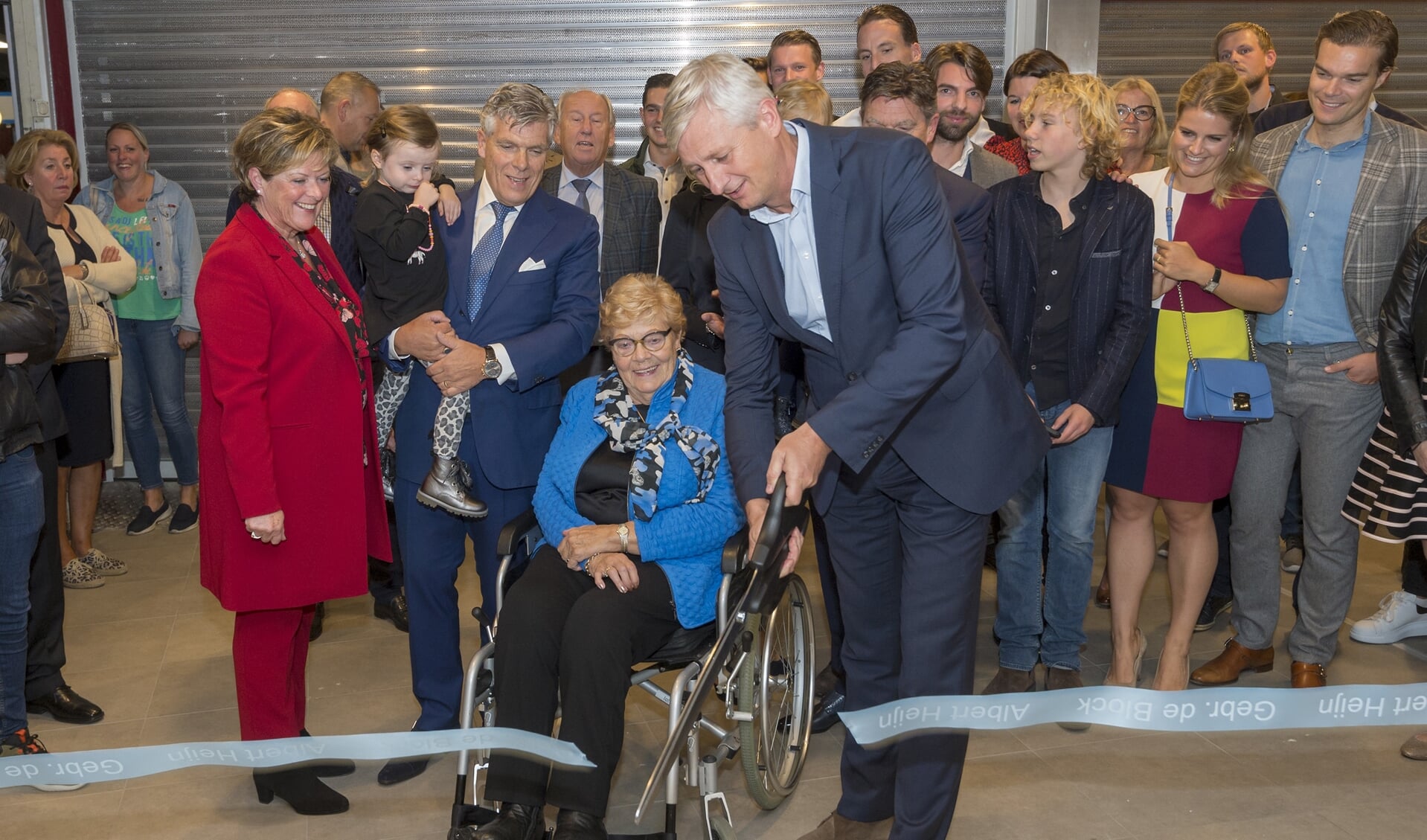 • Wethouder Anton Timm knipte het openingslint door. Ook aanwezig bij de opening was de moeder van Ed en William de Block. Zij opende in 1954 met haar man een zelfbedieningswinkel in Rotterdam.  