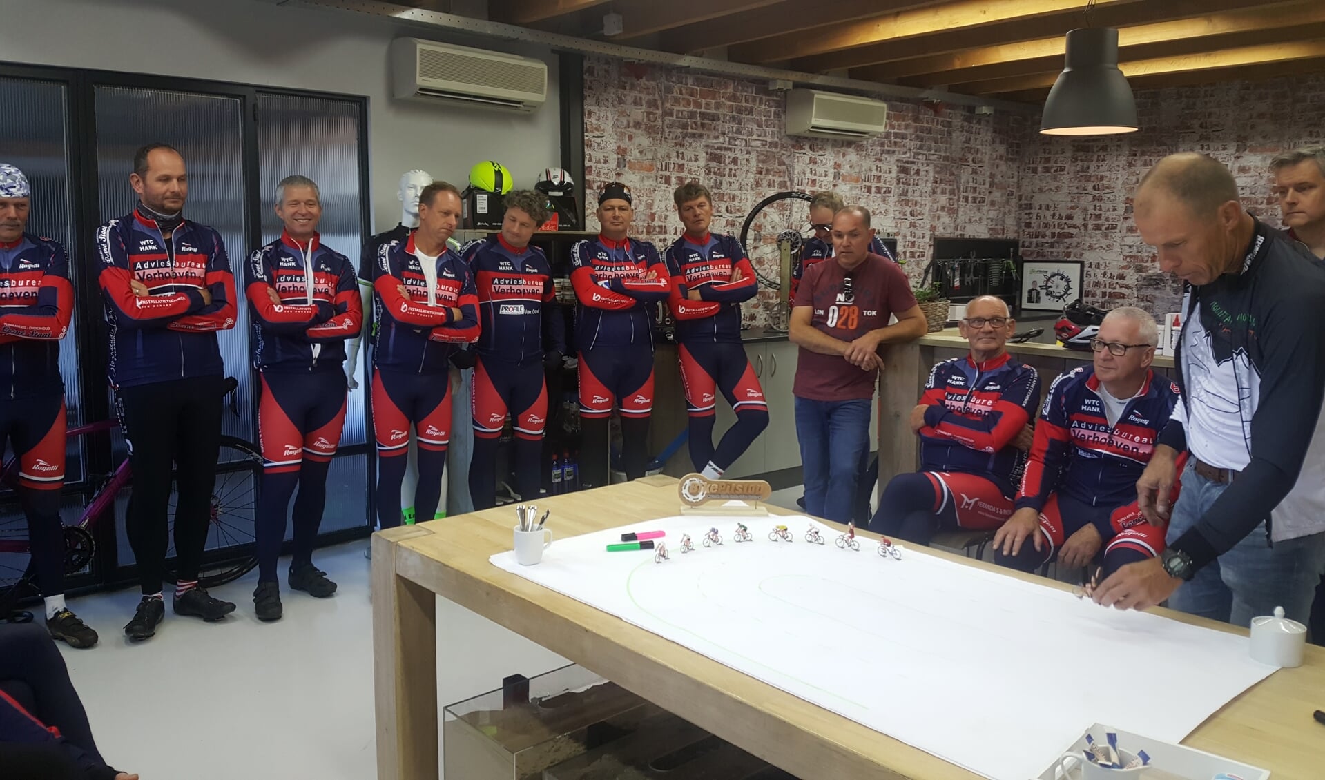 WTC Hank begon het jubileumfeest zaterdag met een clinic bij BikePitstop in Nieuwendijk.