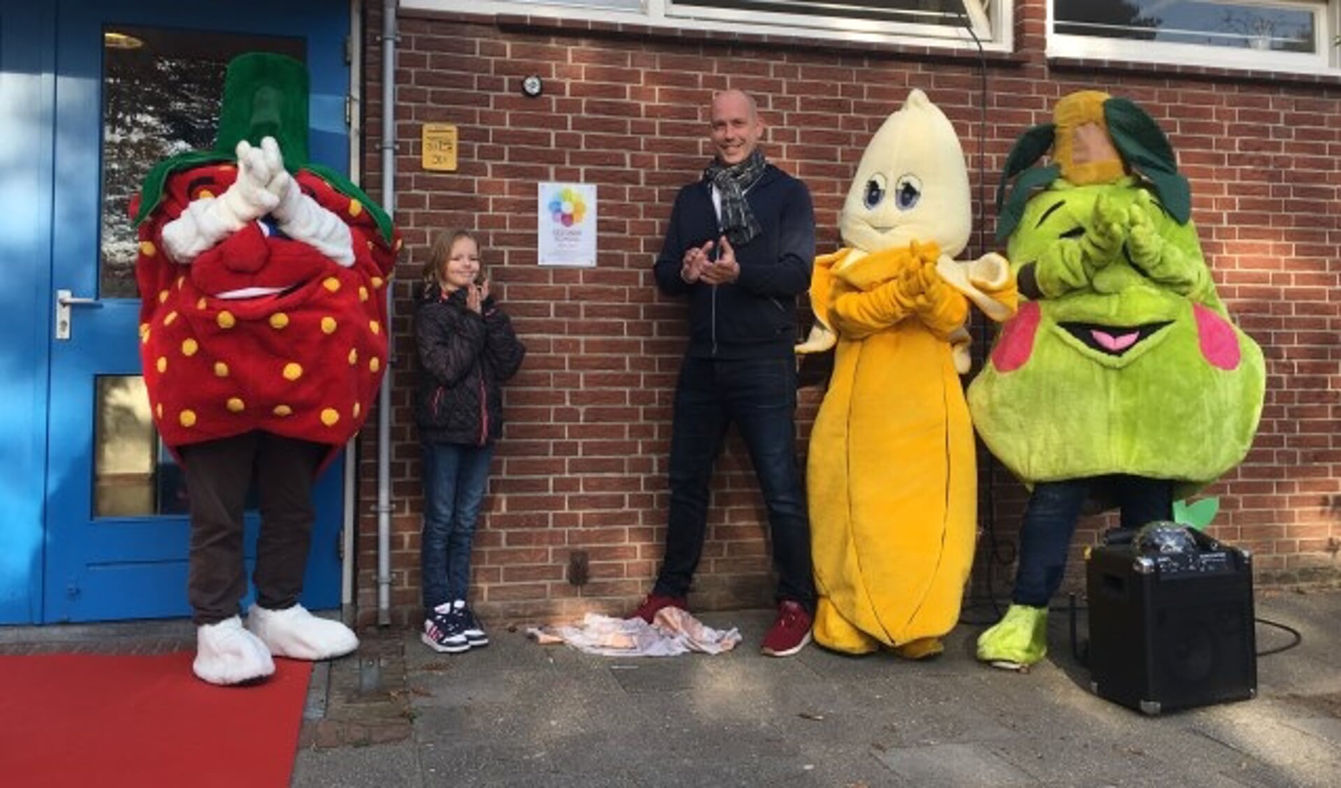 Op vrijdag 19 oktober werd op De Bloesem in Eck en Wiel het vignet Gezonde School onthuld door één van de leerlingen, samen met wethouder Daan Russchen. 