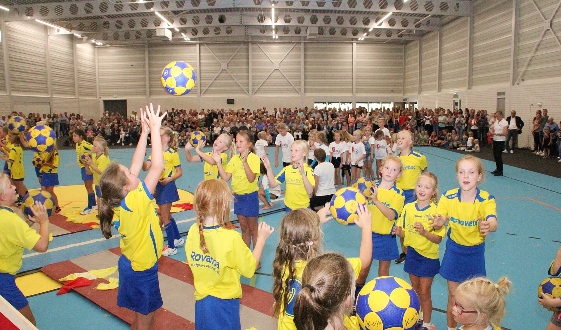 • Kinderen van CKC Kinderdijk in actie tijdens de opening van sporthal Molenzicht.