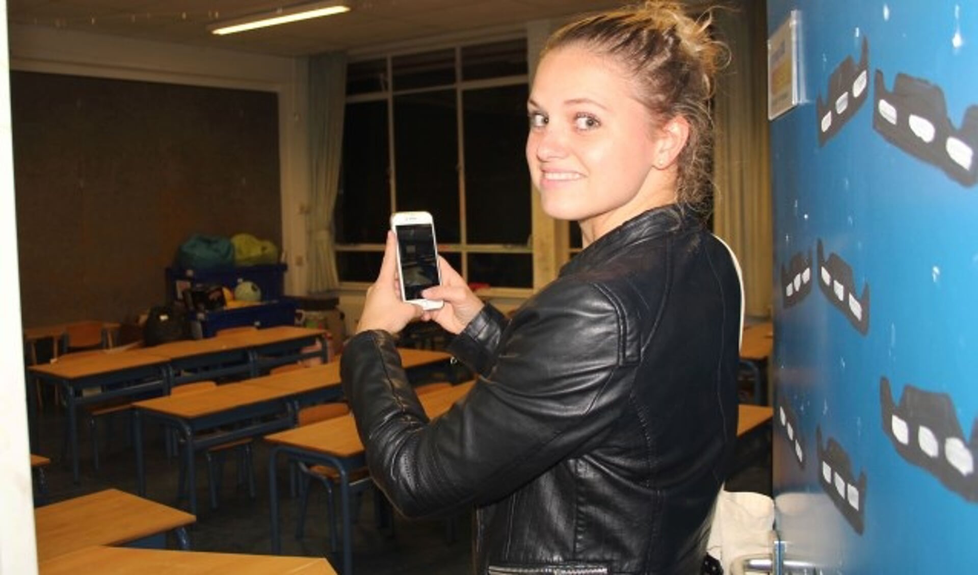 Ook Lotte van Rooijen neemt nog een keer een kijkje in een van de oude klaslokalen en legt haar herinneringen vast. (Foto: Lysette Verwegen)