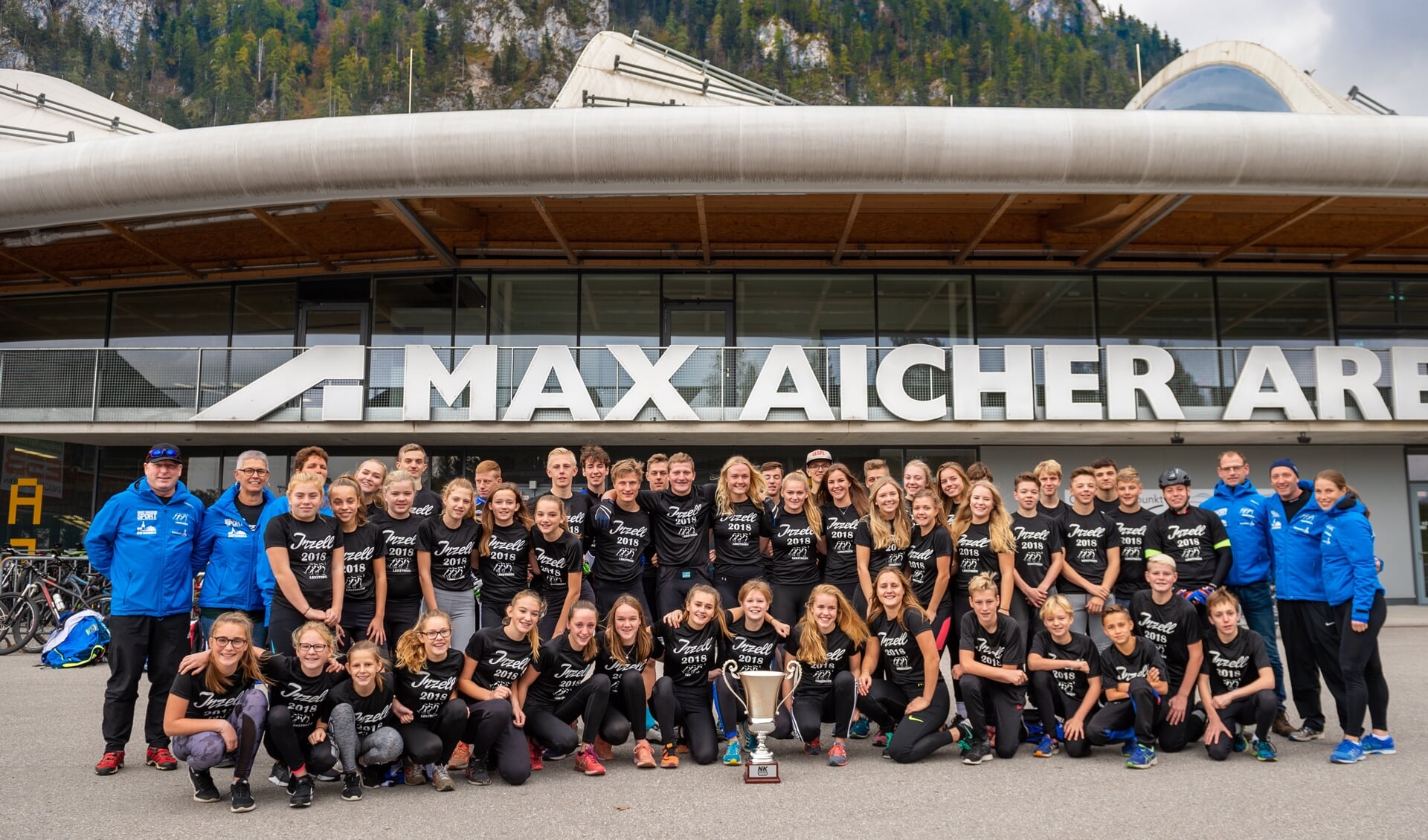 • 48 junioren en vijf begeleiders poseren voor de Max Aicher Arena.