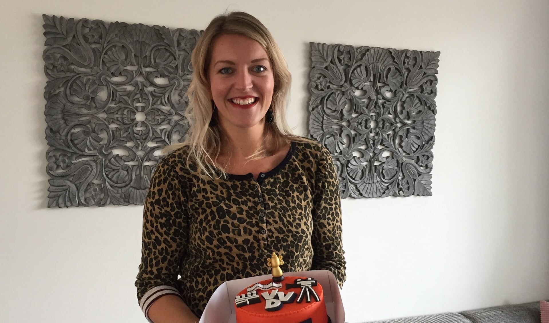 • Janie Jongeneel uit Oud-Alblas met de eerste VVD-taart.