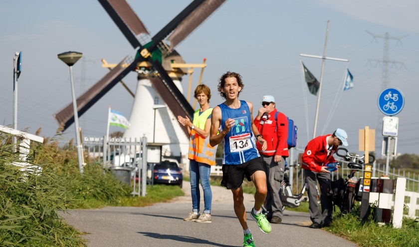 • Leendert van der Lugt op weg naar de overwinning in de Molenloop.