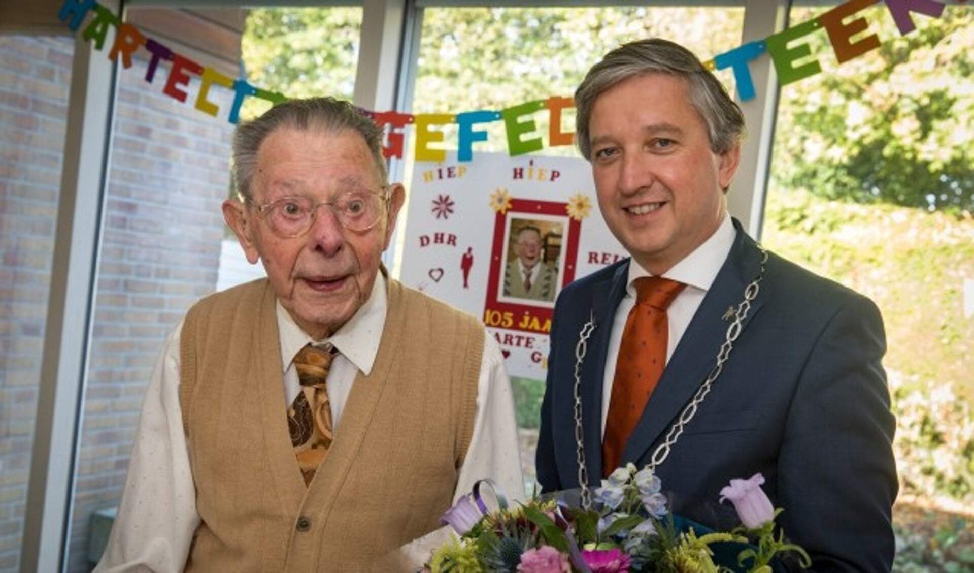 Zaterdag bereikte de heer Reusen de leeftijd van 105 jaar. Hij is de oudste inwoner van de gemeente Tiel. Burgemeester Beenakker feliciteerde de heer Reusen.