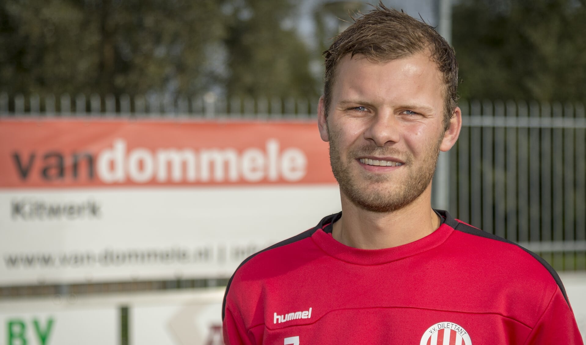 • Goalgetter Jesper van den Adel: 'Wie er scoort is niet belangrijk'.