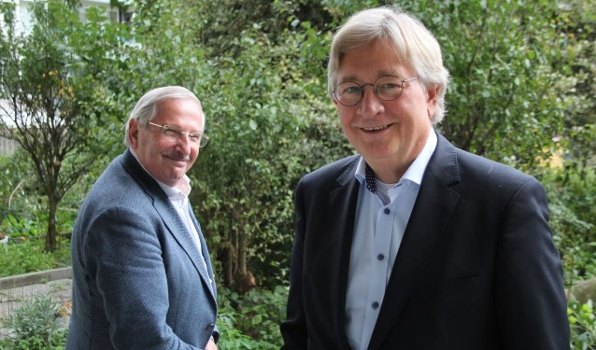 Hans Pillen (links) heeft met vol vertrouwen de voorzittershamer doorgegeven aan zijn opvolger Kees Duijvelaar. (Foto: Lysette Verwegen)