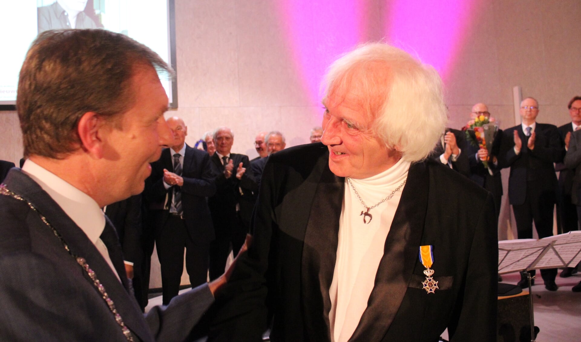 • Gerard Lange ontvangt het lintje van burgemeester Gert-Jan Kats van Zuidplas. 