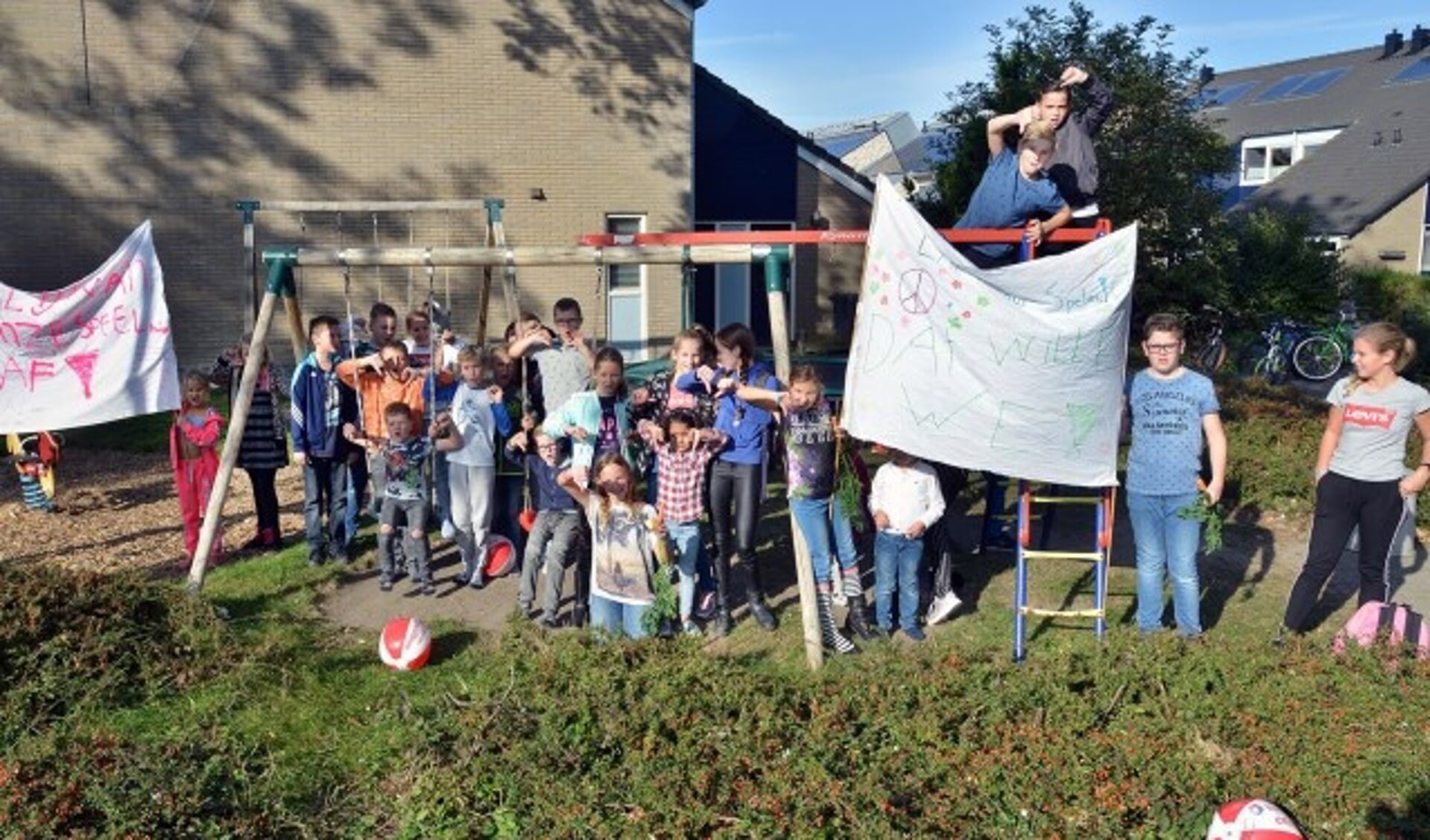 Kinderen protesteerden afgelopen vrijdag tegen de voorgenomen gemeentelijke ontruiming van hun 'eigen'  speeltuin in de Schepenenstraat. (Foto: Paul van den Dungen)