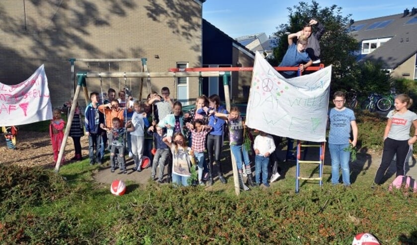 Kinderen protesteerden afgelopen vrijdag tegen de voorgenomen gemeentelijke ontruiming van hun 'eigen' speeltuin in de Schepenenstraat. (Foto: Paul van den Dungen)