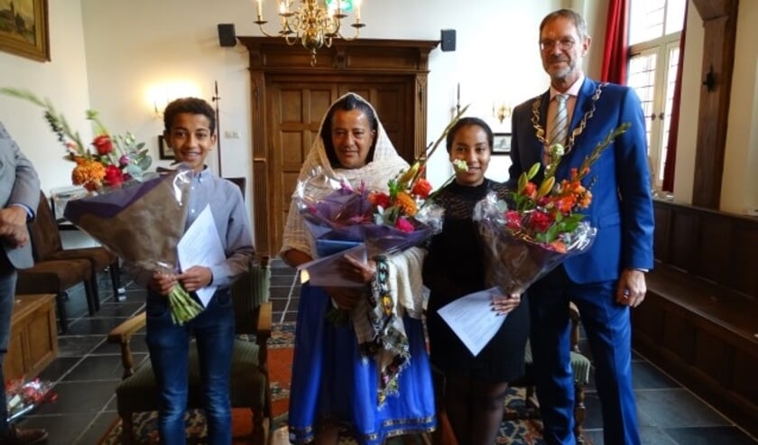 Het ontvangen van het Nederlanderschap is een belangrijke dag voor Azib Zakai en haar kinderen Helen en Abraham  uit Eritrea. (Foto: Margreet Nagtegaal)  