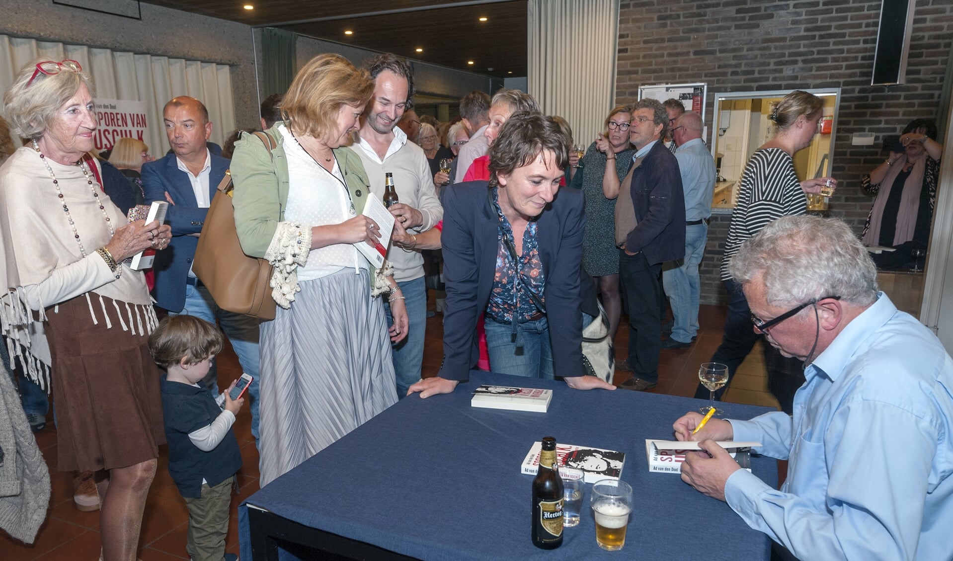 • Ad van den Dool signeert zijn boek Uschi K. in de Ontmoetingskerk in Krimpen aan den Lek. 